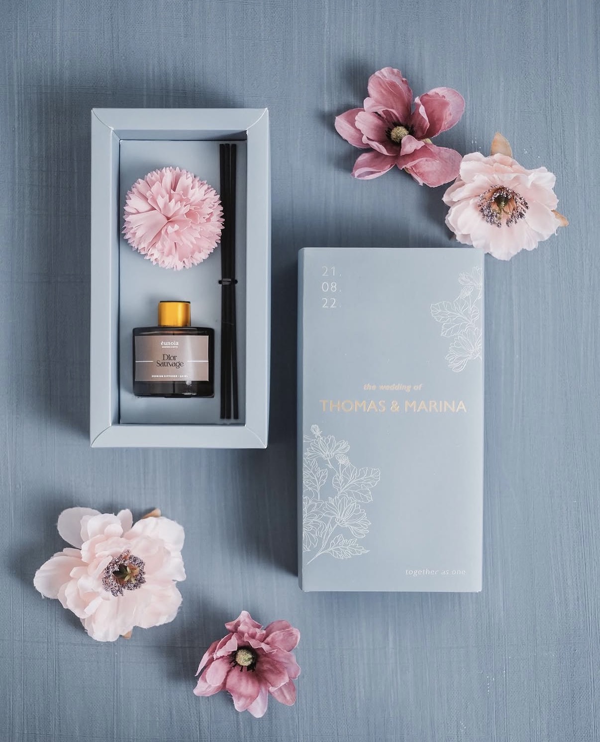 Dusty blue room diffuser favor with custom-printed wedding packaging