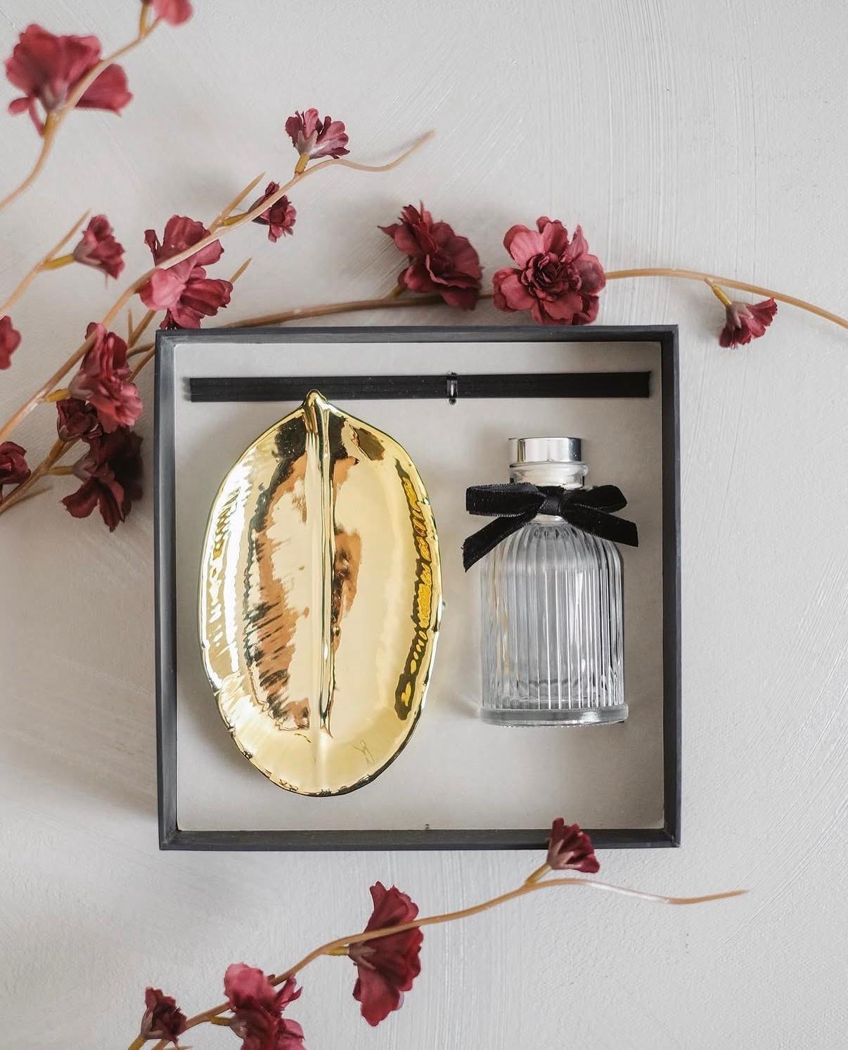 Room diffuser favor with gold leaf tray in a black keepsake box